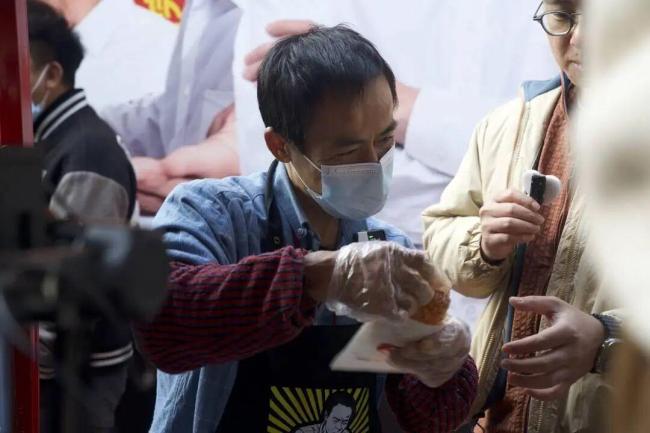 鸡排哥回应未来规划 走自己的路看风景