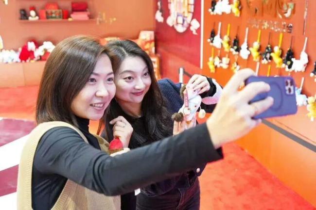 春晚吉祥物在大湾区“圈粉”无数 骐骥驰骋迎新春