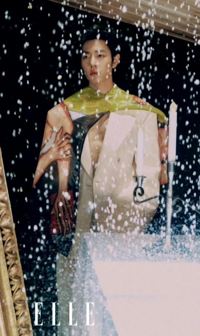 肖战新杂志漏胸肌了