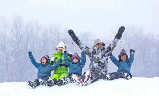胡杏儿晒一家五口滑雪照 幸福美满羡煞网友