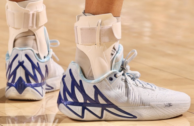 库里23分解锁里程碑！勇士擒独行侠获3连胜 浓眉伤退弗拉格27分 库里达成26000分