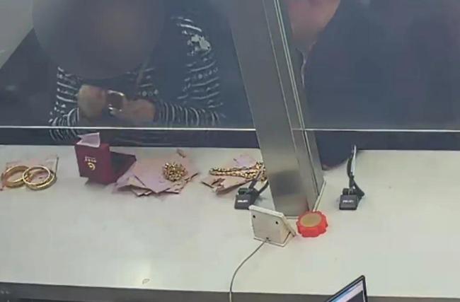 朋友委托赎回“黄金” 一烧全是假的