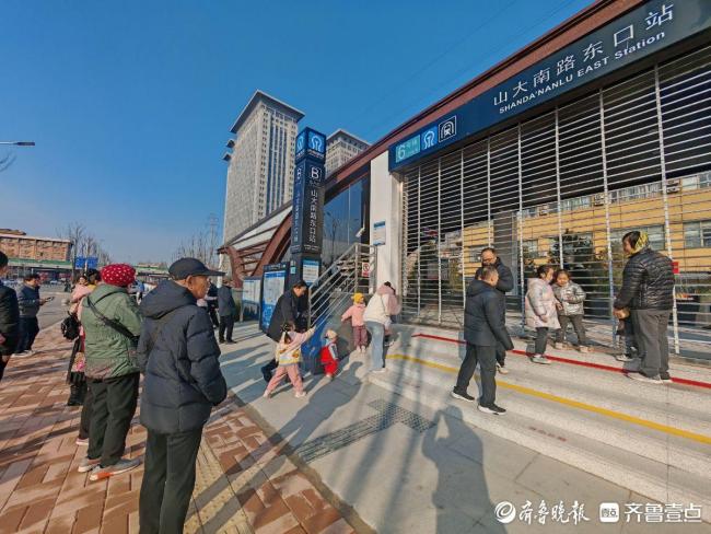 济南市民提前40分钟等待6号线开通 首班热情高涨