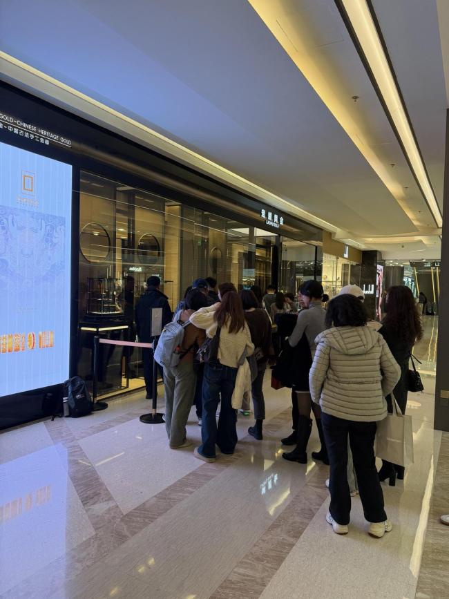 金饰价格突破高位，黄金回收遇冷引发排队热潮