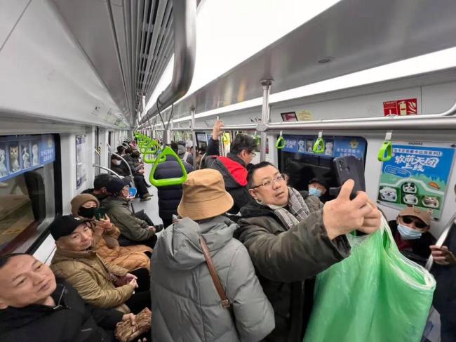 8.2万人次打卡济南三条地铁新线 市民争相体验新开通线路