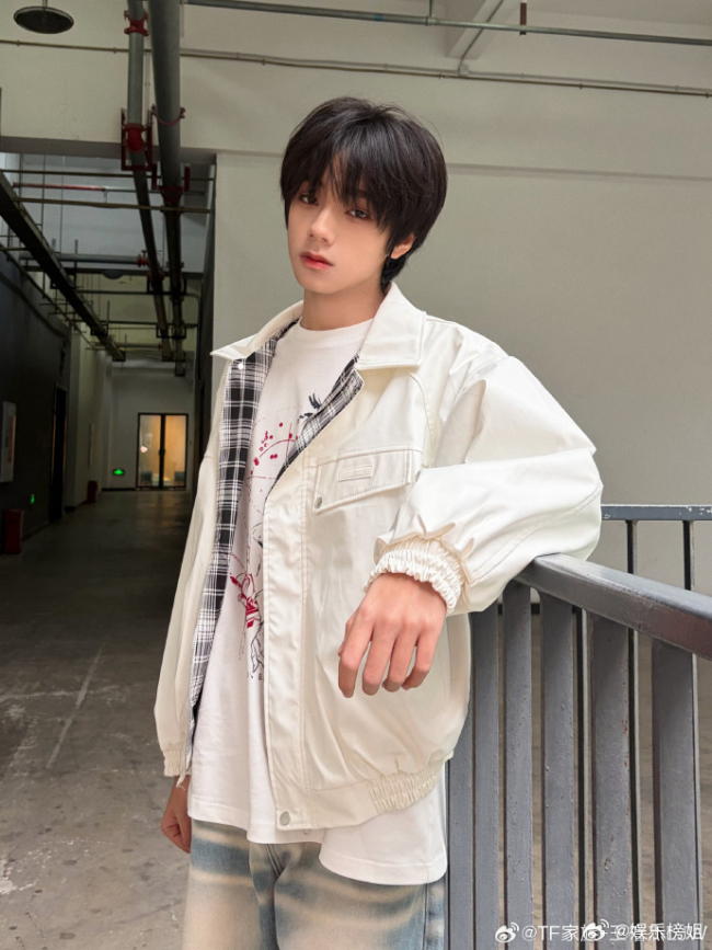 王橹杰滑跪穆祉丞摸喉结 舞台互动心爆棚