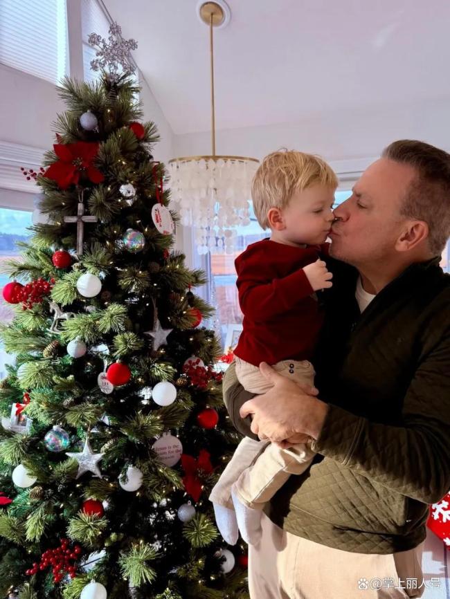 白宫发言人与60岁丈夫宣布怀孕 圣诞喜讯分享