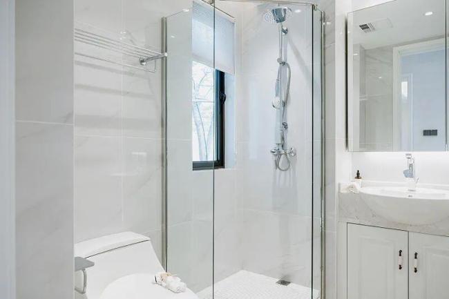 洗澡时淋浴房玻璃突然炸裂 冬季高发需警惕