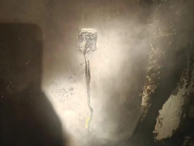 浴霸起火用水灭?这种做法不靠谱 断电后仍勿用水