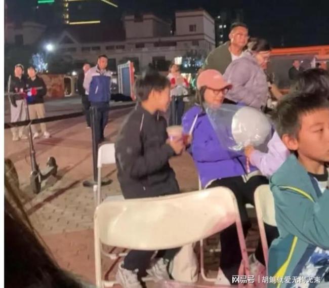 网友偶遇霍启刚骑行遛娃 一家欢乐骑行记