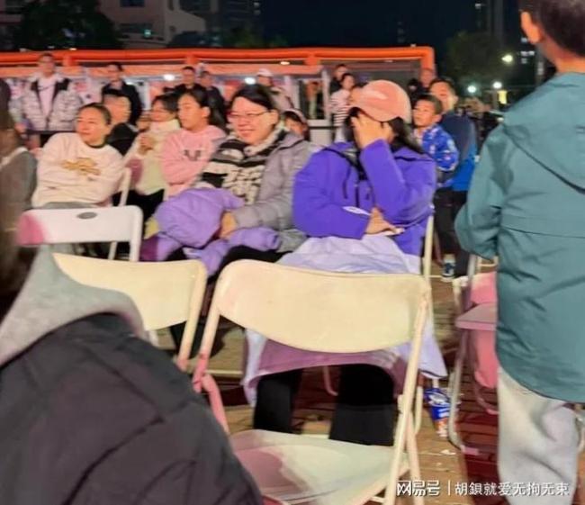 网友偶遇霍启刚骑行遛娃 一家欢乐骑行记