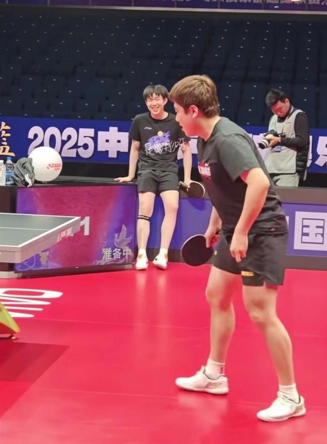 领奖台上梁靖崑父子同框 萌娃掉牙抢镜