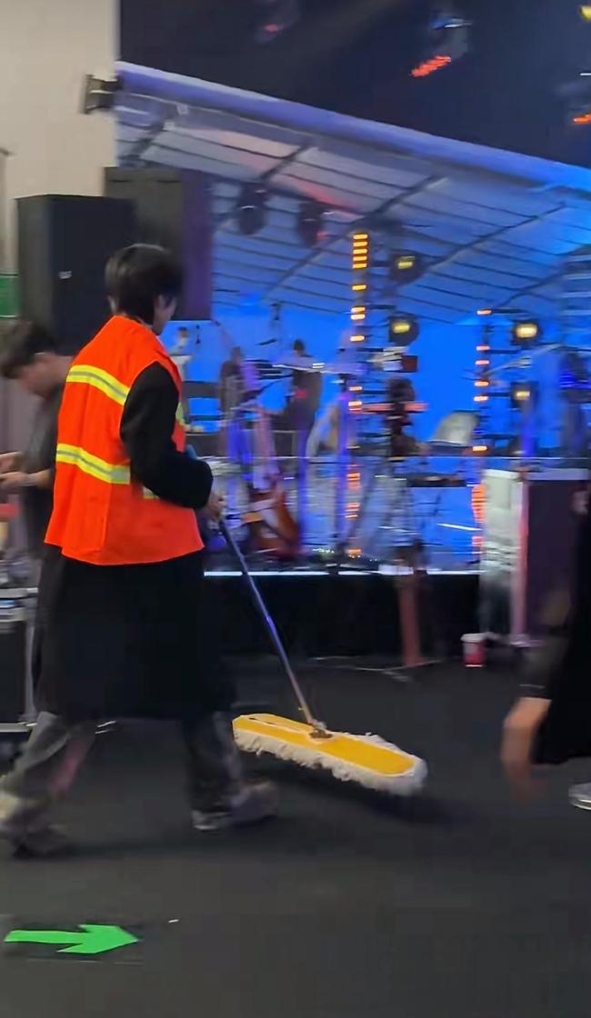 青你成团选手转行做Livehouse保洁员！