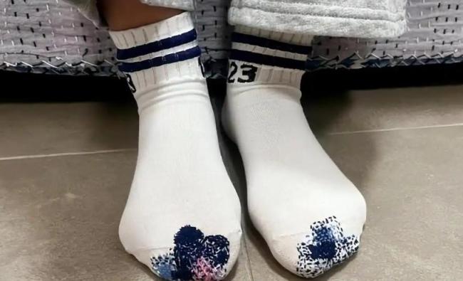 网友拍母亲晒袜子：一甩全挂墙上 母爱引发网络热议