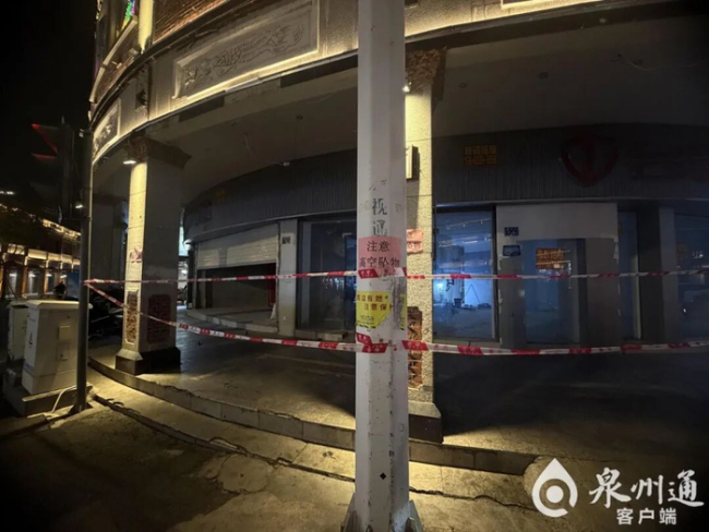 泉州骑楼墙砖脱落险些砸中路人 安全隐患引关注