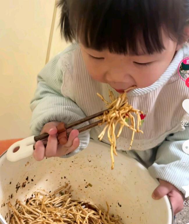 萌娃抱着比头还大的碗狂炫折耳根 小小年纪爱辣味
