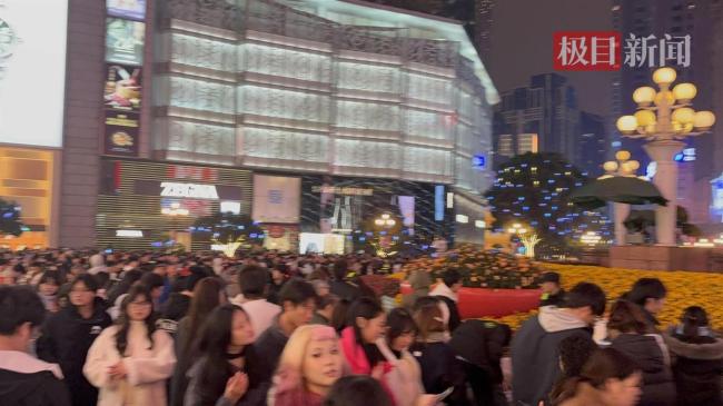 直击重庆解放碑钟声跨年许愿夜 光影盛典迎新年