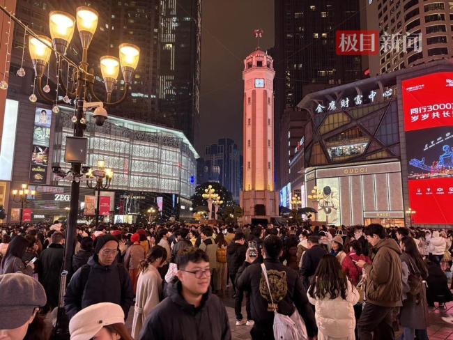 直击重庆解放碑钟声跨年许愿夜 光影盛典迎新年