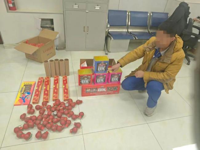 元旦前发这种朋友圈 他们都被抓了 非法销售烟花爆竹