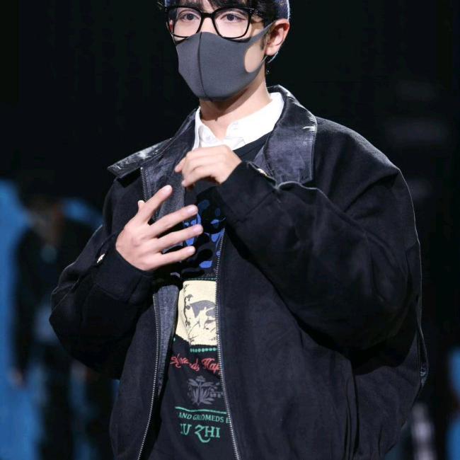 肖战跨晚彩排照 墨镜黑夹克魅力无穷