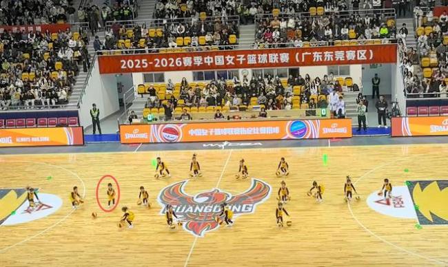 小朋友拍球失误上演神补救 团队默契赢全网赞