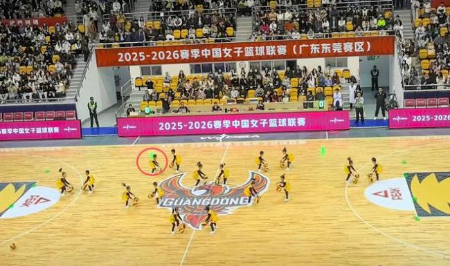 小朋友拍球失误上演神补救 团队默契赢全网赞