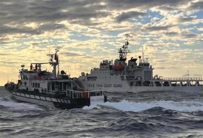 解放军围岛演习，实弹紧贴24海里线炸响！