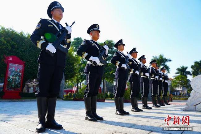 云南瑞丽戍边民警举行元旦升国旗仪式 新一年国门守护启航