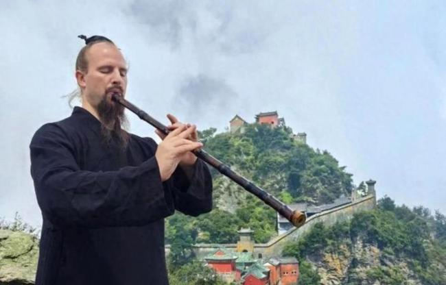 美国男子武当山习武15年金发变黑发