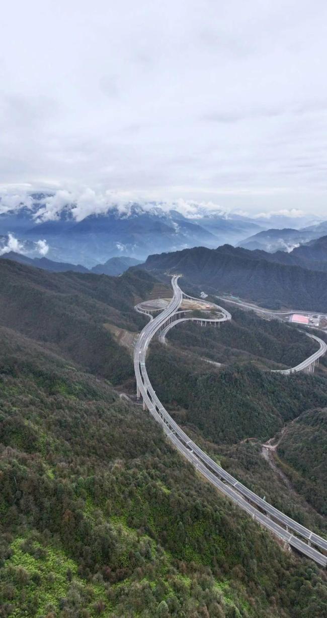 四川高速公路总里程突破1.1万公里 多条高速集中通车