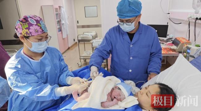 二胎家庭同一产房圆梦儿女双全 新年迎“小福星”