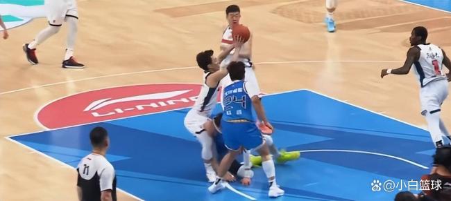 徐杰膝盖被周琦撞伤 球迷祈祷无大碍