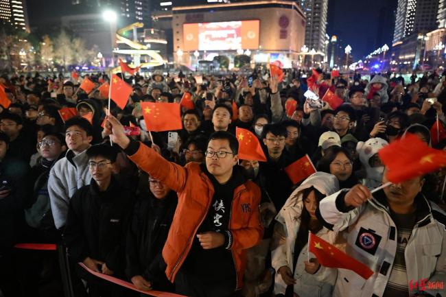 成都市民凌晨排队等升国旗 共迎新年第一缕阳光