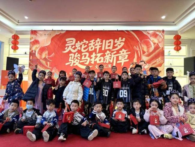 重庆各地举办多彩活动花式迎新年 邻里欢聚暖人心