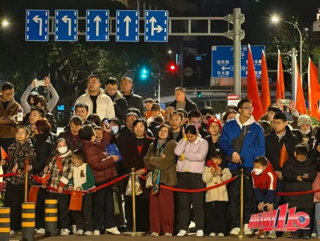 元旦福州五一广场升旗仪式人山人海 新年第一缕晨光中的庄严时刻