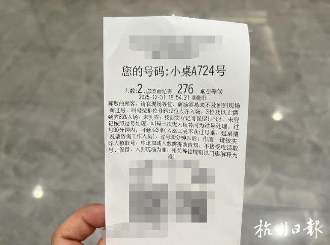 杭州西湖边最美人墙10岁了 志愿者新装上阵