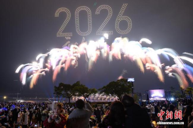 超10万人观看重庆首场跨年烟花秀 璀璨烟火迎新年