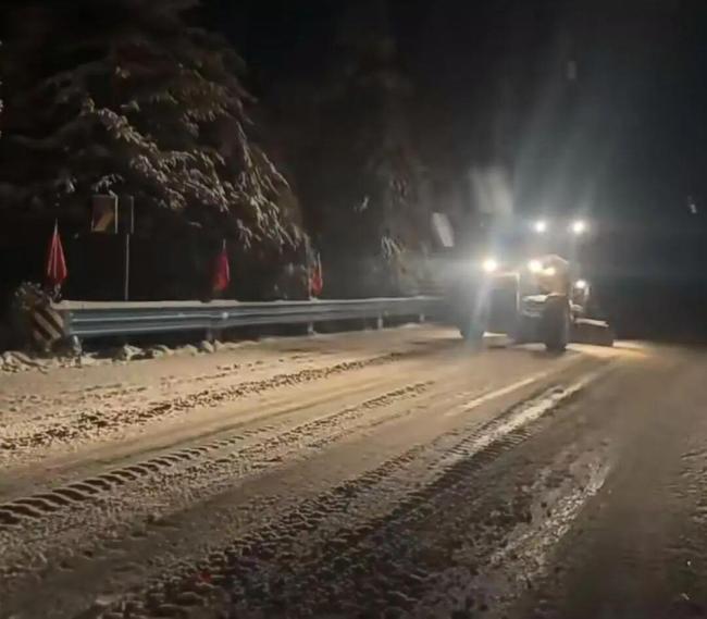 跨年夜降雪 大批老君山游客返程堵车 暴雪致高速封闭国道拥堵