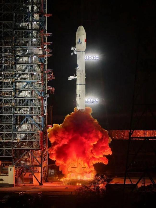 商业航天的狂奔与太空安全隐忧 2025年的挑战与突破