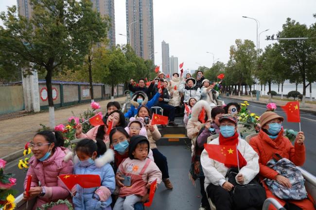 永州市民打卡湘超冠军花车 共享足球荣耀时刻