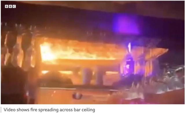 服务员举装蜡烛酒瓶致天花板被引燃 目击者描述悲剧始末