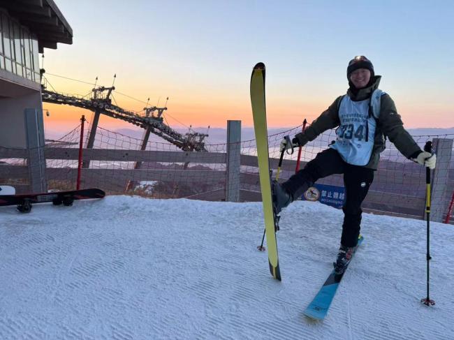 滑雪不止能下山还能登山 新年登高新风尚