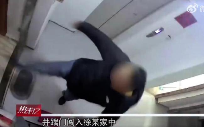 女子砍伤闯家中打人邻居是正当防卫 新法明确防卫边界