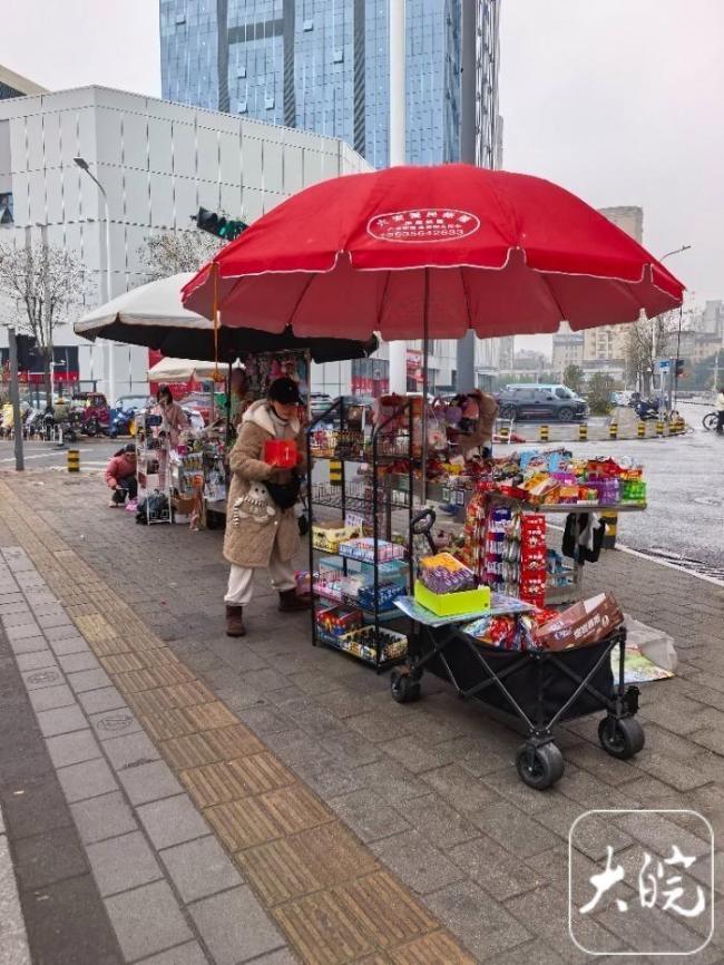 女孩鞠躬视频被人民日报转载 温暖举动获赞无数