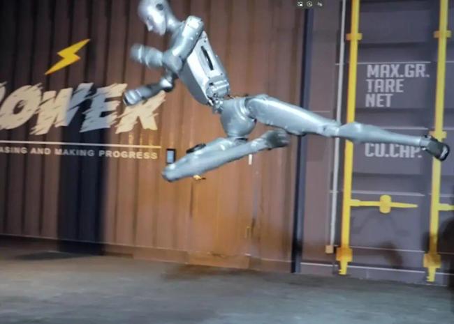 宇树发布人形机器人H2日常训练视频 展现飞踢空翻等动作