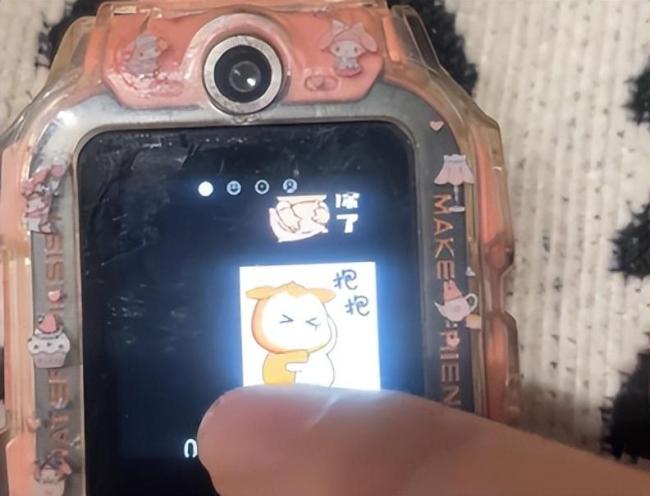 11岁女孩连续2年给去世外公发消息 藏在手表里的思念