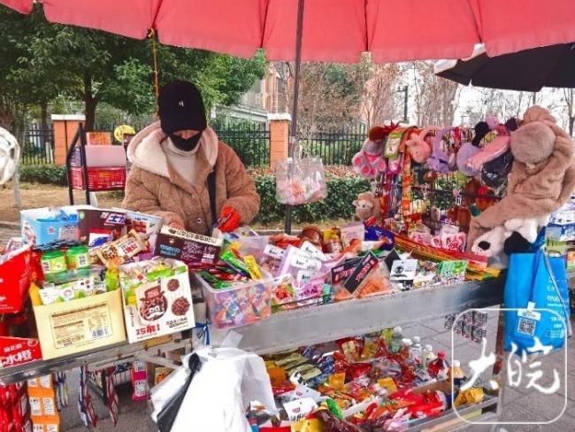 女孩鞠躬视频被人民日报转载 温暖举动获赞无数