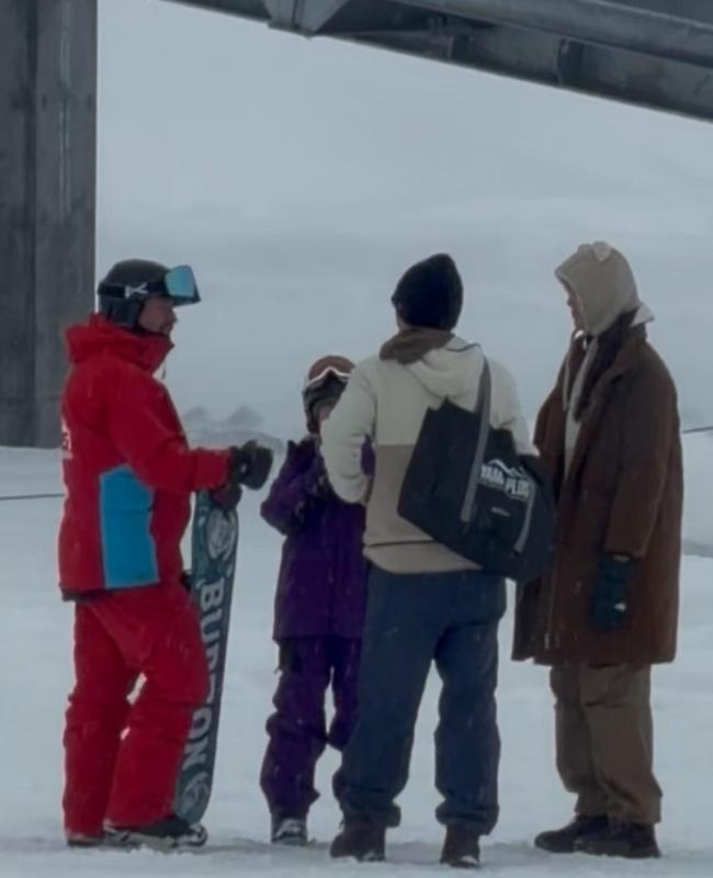 陈冠希日本滑雪场被偶遇,生图引热议:怎么老成这样了?