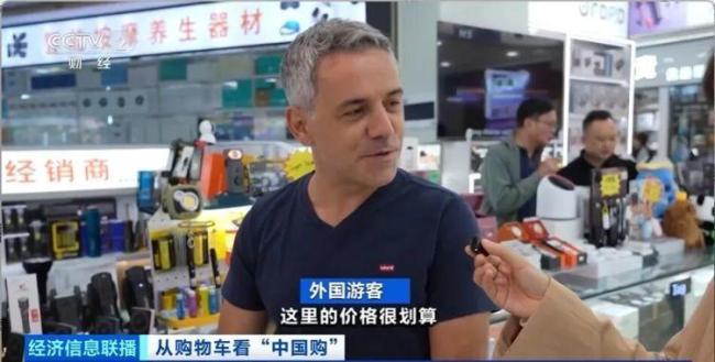 外国游客涌入华强北疯狂“扫货” 科技产品受追捧