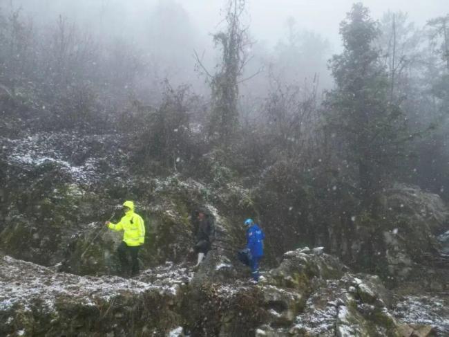 女子进山放羊失联 众人接力救援